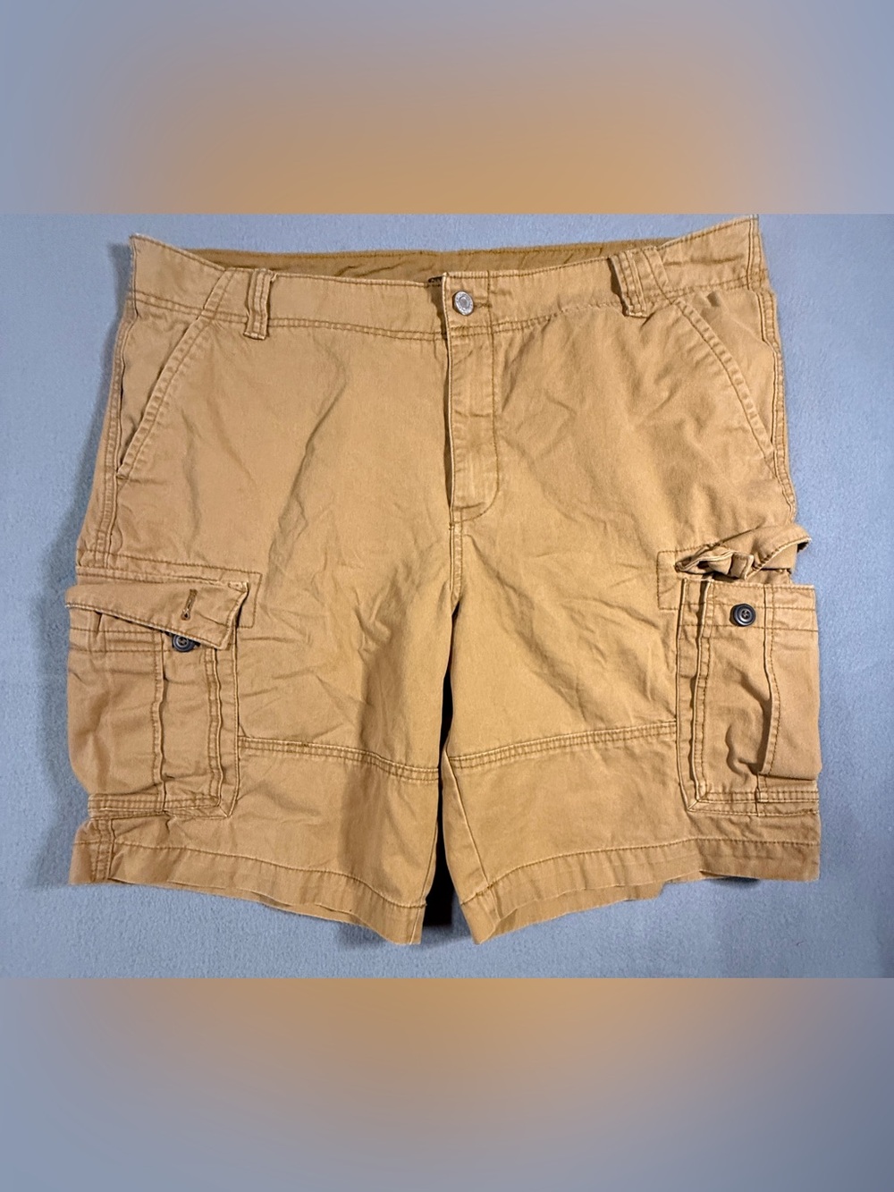 Old Navy Men's Cargo Shorts in Tan